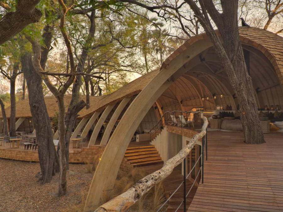 serene-architectural-design-Dining-at-sandibe-on-a-luxury-botswana-safari-overlooking-the-okavango-delta-1024x576